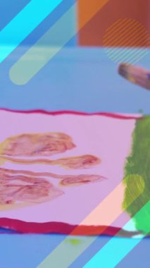 Sınıfın arka planında renkli çizgileri olan gülümseyen bir çocuk. Eğitim, çocukluk, yaratıcılık, çizim, öğrenme, eğlence