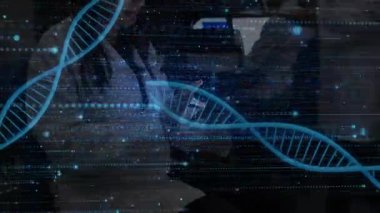 Araştırmacı tıkırdatma tableti genetik veri yükleme, DNA sarmalının meslektaş arıtma analizi olarak kayması. Biyoteknoloji, yenilik, gelecek, işbirliği, dijital, laboratuvar, veri analizi