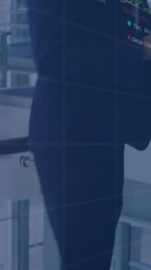 Akıllı telefon kullanan beyaz iş adamının finansal verilerinin ve grafiklerinin animasyonu. küresel iş, finans, ekonomi ve teknoloji konsepti dijital olarak oluşturulmuş video.