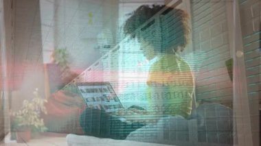 Kadın, kahveyi yudumlarken küçük resimleri kodla kaplayarak dizüstü bilgisayarı taramaya başlıyor. Teknoloji, modern, işbirlikçi, çalışma alanı, boş zaman, iletişim, canlı