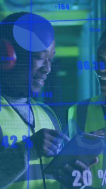 Bilgisayar sunucularında çalışan çeşitli erkek teknisyenlerin veri işleme animasyonları. Küresel iş, finans, hesaplama ve veri işleme kavramı dijital olarak oluşturulmuş video.