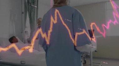 Hemşire elinde röntgen filmiyle hastane koğuşuna giriyor. Doktor teşhis koyan yerleri işaret ediyor. Tıbbi ekip, klinik, sağlık, teşhis, profesyonel, takım çalışması, hastane