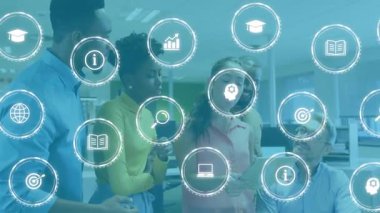 Çalışanlar, iş birliği için ortaya çıkan AR simgelerini göstermek üzere tablet etrafında toplanıyor. İşbirliği, takım çalışması, yenilik, dijital, teknoloji, iletişim, modern