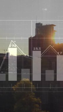 Günbatımı animasyonu sırasında şehir manzarası ile ilgili finansal veriler örtüşüyor. Finans, ekonomi, yatırım, borsa, görselleştirme, teknoloji
