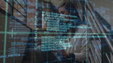 Yazılım geliştiricisi merdiven boşluğunda tablet tıklama ekranı ve hata ayıklama için animasyon kod ızgarası güncelleniyor. Geliştirilmiş gerçeklik, dijital arayüz, kentsel çalışma alanı, teknoloji zihniyeti, yenilik