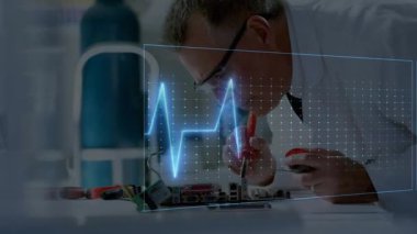 Levye tutan mühendis dalga biçimi renk değiştiren levha tamiri yapıyor. Teknoloji, yenilik, kesinlik, teşhis, mühendislik, laboratuvar, ekipman