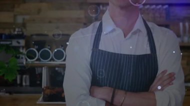 Barda kollarını kavuşturan Barista gülümserken HUD kabarcıkları beliriyor ve çizgiler kafeyi süpürüyor. Cafe, modern, minimalist, teknoloji, konukseverlik, profesyonel, sıcak