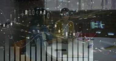 Kot ceketli kadın dizüstü bilgisayarı sarı hırkalı kadın olarak kaydırıyor. İş haritası analizini vurguluyor. Profesyonel, işbirliği, teknoloji, yenilik, kentsel, kurumsal, dinamik