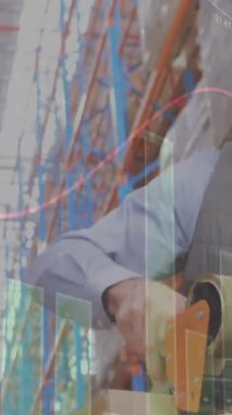 Depoda çalışan insanların veri işleme animasyonları. küresel sevkiyat, dağıtım ve bağlantılar konsepti dijital olarak oluşturulmuş video.