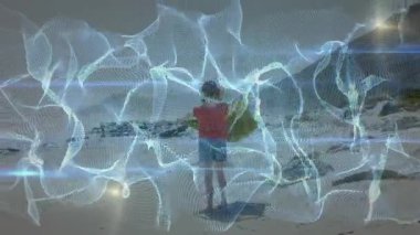 Kumsalın kenarında sarı sörf tahtası tutan bir kadın dijital ışık şebekesinin içe doğru akmasına neden oluyor. Ufuk, aydınlık, sükunet, macera, yenilik, dijital sanat, açık hava