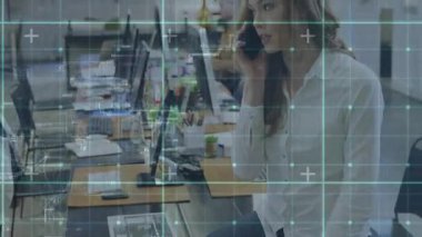 Çalan telefona cevap veren ve işteki belge verilerini senkronize etmek için canlandırılmış simgeleri etkinleştiren kadın. Teknoloji, profesyonellik, işbirliği, modern, iletişim, üretkenlik, çalışma alanı