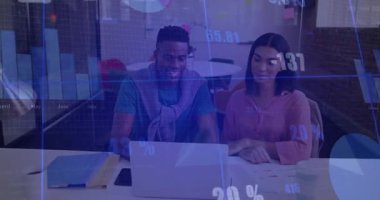 Takım dizüstü bilgisayarı açıyor, iş verilerini inceliyor ve planlama için güncellemeleri sayısal olarak yapıyor. İşbirliği, analiz, takım çalışması, yenilik, modern, teknoloji, profesyonel