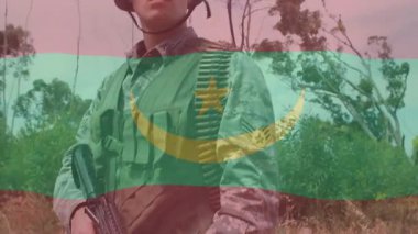 Asker taraması, hareketli hedefleme yaparken savunma eğitimi için tehditleri vurguluyor. Ordu, savaş, kamuflaj, taktik, gözetleme, açık hava, hazırlık.