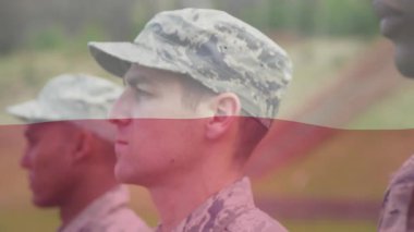 Askeri formasyonun üzerinde süzülen bayrak merasim sırasında askerlerin bakışlarına zum yapan kamera kıvılcımları çakıyor. Ordu, disiplin, vatanseverlik, birlik, yiğitlik, dayanıklılık, açık hava