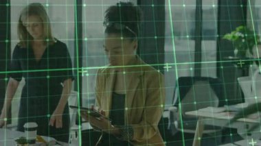 Kahverengi saçlı kadın tablet aşırıyor ve iş arkadaşının izlediği animasyon iş verilerini gösteriyor. İşbirliği, çalışma alanı, modernlik, teknoloji, takım çalışması, profesyonel, yenilik