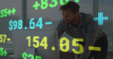 Eğik erkek finans analisti ofisindeki monitörü kontrol ediyor, hisse senedi verileri örtüşüyor. İş, finans, analitik, modern, profesyonel, kurumsal, veri