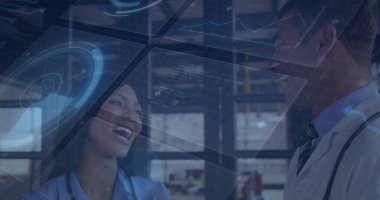 Beyaz önlüklü doktor ve klinikte steteskopla gülümseyen çalışanlar, arayüz örtüleri. Tıbbi, sağlık, teletıp, işbirliği, profesyonellik, modern, tanı