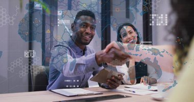 İş dünyasında el sıkışan adam konferans masasında, akıllı telefon dijital örtüsüyle. Profesyonel, işbirliği, dijital, ağ oluşturma, kurumsal, iletişim, takım çalışması