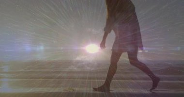 Gün batımında kadın kıyı şeridinde yürür siluet bükerek seyahat tanıtımında çakıl taşını kaldırır. Dinginlik, dalgınlık, alaca karanlık, yansıma, doğal, minimalizm, sükunet