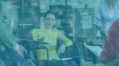 Takım lideri hareket ederken akran kaydırma klasörü ve animasyon çizelgesi planlama için zaman çizelgesi gösteriyor. İşbirliği, takım çalışması, tartışma, ofis, profesyonel iletişim, beyin fırtınası