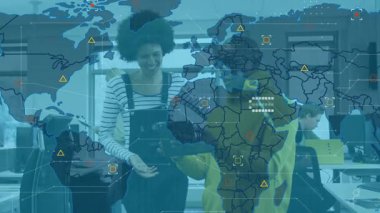 Meslektaşlar tablete dokunuyor ve dünya haritasını kaplayan altıgenlerle teknoloji ağı görselleştiriyor. İşbirliği, yenilik, teknoloji, veri, iş, bağlantı, fütürist