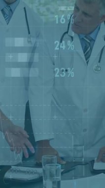 Tıbbi veriler analiz ediliyor, doktorlar hasta bilgilerini animasyon çizelgeleriyle tartışıyor. Sağlık, takım çalışması, işbirliği, araştırma, tanı, veri analizi