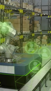 Depoda içinde yeşil holografik ikonlar olan paketleri ayıran robot kol animasyonu. Otomasyon, lojistik, teknoloji, verimlilik, robotik, dağıtım