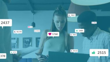 Dizüstü bilgisayardaki üç meslektaşım kalp ikonunun ortaya çıkışını ve pazarlama için çoğalan sosyal istatistikleri izliyor. İşbirliği, katılım, sosyal medya, teknoloji, takım çalışması, modern iletişim