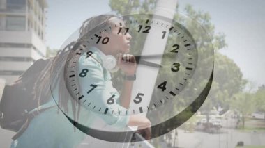 Balkon korkuluklarında telefonla konuşan bir kadın. Teknoloji gösteriminde saatin grafiksel takibini başlat. Kentsel, yaşam tarzı, modern, iletişim, açık hava, gündelik, teknoloji