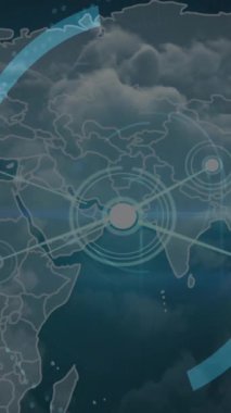 Kapsam taraması ve video kulaklık takan adamın üzerindeki ikili kodlama animasyonu. Küresel iş veri işleme bağlantıları teknoloji ve dijital arayüz konsepti dijital olarak oluşturulmuş video.