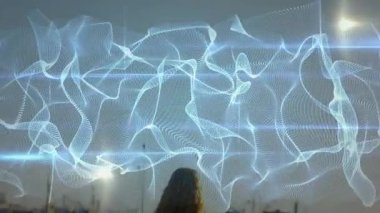 Kamera, kadının teknisyen tanıtımı için rıhtımda kayan kurdeleleri takip edişini gösteriyor. Soyut, dijital sanat, fütüristik, dinginlik, tefekkür, ortam, minimalizm