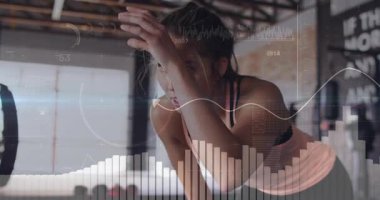 Çizelgeler ve dalga formları yoğunlaşan fitness ölçümleri gibi demiryolu kalkanlarına yaslanan bayan sporcu. Sporcu, spor salonu, fitness, veri görselleştirme, ilerleme, kararlılık, eğitim