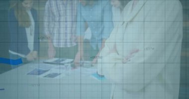 Ekip lideri masa başında durmuş, izleme ızgarası örtüşüyor ve grafikler ticari veri trendlerini çiziyor. İşbirliği, takım çalışması, analiz, strateji, sunum, yenilik, büyüme