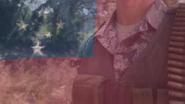 Kamera, asker yüzünü kaskın altında gösteriyor. Savunma temasını, titreşimli bayrak kaplamalı gösteriyor. Ordu, savaş, koruma, vatanseverlik, disiplin, direnç, kahramanlık