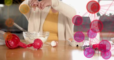 Yumurta çırpan, hamuru çırpan ve yemek pişirme dersine süt döken bir kadın. Aşçılık, pişirme, ev yapımı, zindelik, gelenek, işçilik, konforlu