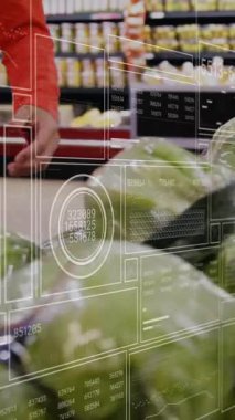 Çizelgelerin animasyonu ve mutlu kadın bakkal alışverişi üzerine işlem verileri. Bağlantı, yemek, beslenme, sağlıklı yaşam tarzı, dijital arayüz ve iletişim, dijital olarak oluşturulmuş video.