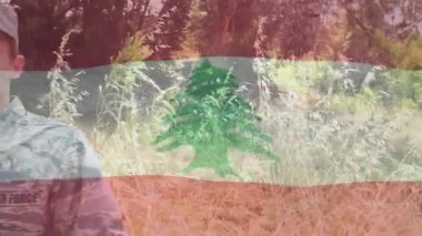 Askeri havacı adımını atıyor, sonra kafasını sağa çeviriyor. Sonra da Lübnan bayrağıyla ortayı karıştırıyor. Savunma, güvenlik, vatanseverlik, disiplin, açık hava, kahramanlık, üniforma