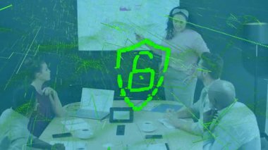 Sunucu, siber güvenlik verilerini incelerken asma kilit kodlarının artmasına neden olan grafikleri gösteriyor. İşbirliği, takım çalışması, yenilik, teknoloji, dijital, kurumsal, analiz