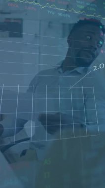 Sıradan bir ofiste konuşan farklı erkek arkadaşlarla ilgili veri işleme animasyonu. Dijital arayüz, takım çalışması, iş, ofis, ağ ve iletişim, dijital olarak oluşturulmuş video.