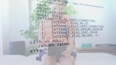 Çocuk tableti tıklatıyor ve HTTP 'nin şekil ayrıştırma verileri istediğini gösteren bilişim kodlarını inceliyor. Teknoloji, eğitim, dijital, modern, yenilik, öğrenme, iletişim