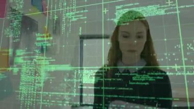 Karşılaştırma için teknik uzmanlar kodları inceliyor ve sonra da yazılı belgeleri inceliyor. Gelecek, analiz, işbirliği, dijital, çalışma alanı, yenilik, veri