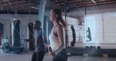 Ortaklar ipleri arkadan getiriyor ve döndürüyorlar, dijital izleme kondisyonu altında senkronize zıplıyorlar. Fitness, dayanıklılık, antrenman, senkronizasyon, atletizm, motivasyon