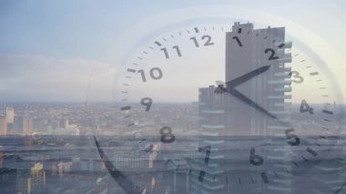 Zaman geçişini gösteren şeffaf saat, zaman geçidini göstererek şehrin her yerinde elleri süpürüyor. Kentsel, gökdelen, modern, zamansız, ufuk çizgisi, hava, mimari