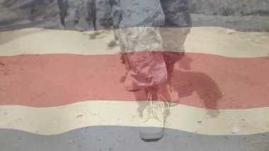 Öncü asker tozlu askeri yolda yürüyor yavaşlıyor ve durdurma mangasını işaret ediyor. Ordu, disiplin, takım çalışması, açık hava, engebeli, strateji, birlik