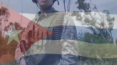 Ormanda savunma taraması yapan askerler, yukarı doğru bakan kameralar bayrak kaplamalı miğferi ortaya çıkarıyor. Askeri, taktiksel, tetikte, açık havada, kamuflaj, disiplin, hazırlık