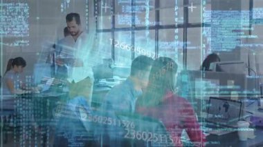 Şifre, nabız ve kılavuz yazılım ekibinin dizüstü bilgisayarı ayakta duran adam kaydırma tableti olarak göstermesi. İşbirliği, takım çalışması, teknoloji, veri, yenilik, profesyonel, modern