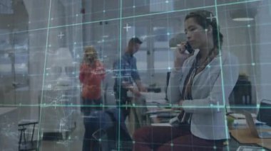 Kadın telefon kaldırıyor, arama yapıyor, ekip çizimi yapıyor, çizim planlarını nabız sistemi animasyonu olarak açıyor. İşbirliği, yenilik, mimari, beyin fırtınası, çalışma alanı, teknoloji, yaratıcılık
