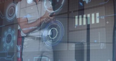 Teslimat sürücüsü tablet ekranı tıklatıyor ve sevkiyat kayıtlarını güncelleyen holografik çizelgeleri etkinleştiriyor. Teknolojik, lojistik, fütüristik, dijital, girişim, ticari, yenilikçi