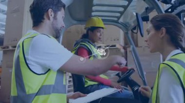 Depo yöneticisi işaret ediyor, pano kontrollerini birbirine bağlayan ağ simgeleri forklift operatörünü senkronize ediyor. İşbirliği, envanter, lojistik, sanayi, teknoloji, takım çalışması, dijital