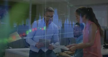 Ekrandaki canlandırılmış finans grafikleriyle karşılaştırmak için tableti tıklatma grafiği alın. İşbirliği, takım çalışması, iş, teknoloji, veri analizi, kurumsal, profesyonel